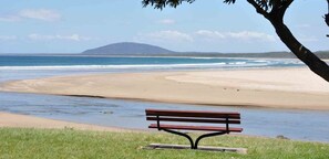 Una panchina a Seven Mile Beach, Gerroa, con vista sull'oceano.