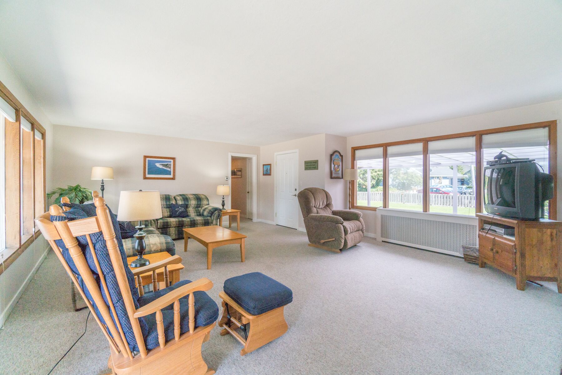 Tv, dvd-spelare och ett bordtennisbord