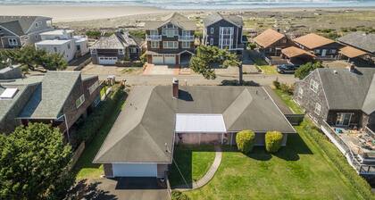 Suuri talo perheellesi, josta pääsee rannalle yhden korttelin päässä merenrannasta!