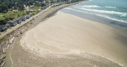 Suuri talo perheellesi, josta pääsee rannalle yhden korttelin päässä merenrannasta!