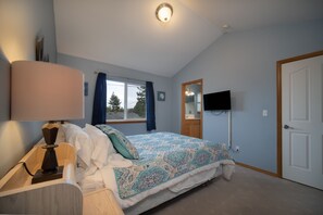 4 bedrooms, free WiFi, bed sheets - Stay 2 blocks from the beach in this 4 bedroom moments from downtown Seaside! (Seaside)