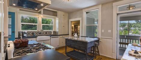 Fridge, oven, stovetop, dishwasher