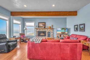 Tv, eldstad, dvd-spelare och ett bordtennisbord