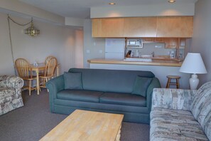 Smart TV, fireplace - Enjoy this 2nd floor condo with amazing views of the coast in Lincoln City! (Lincoln City)