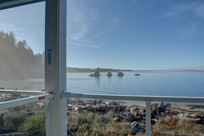 Interior - Enjoy this 2nd floor condo with amazing views of the coast in Lincoln City! (Lincoln City)