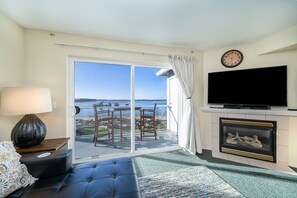 Smart TV, fireplace, DVD player, offices