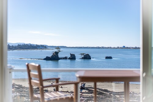 Enjoy this top floor condo in the Taft District with sweeping bay & ocean views
