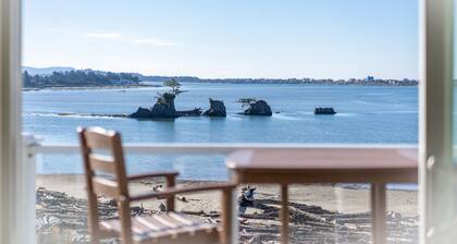 Enjoy this top floor condo in the Taft District with sweeping bay & ocean views