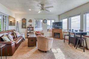 Flat-screen TV, fireplace, DVD player, books - Stunning views and sunsets from this pet friendly oceanfront home with a hot tub (Newport)