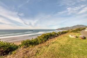 Beach nearby - Stunning views and sunsets from this pet friendly oceanfront home with a hot tub (Newport)