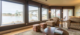 Luxe devant la baie condo juste au sud du pont de Newport avec une vue imprenable!