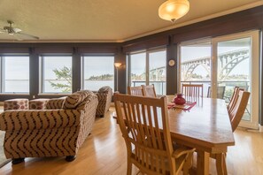 Dining - Luxury bay front condo just south of the Newport bridge with stunning views! (Newport)