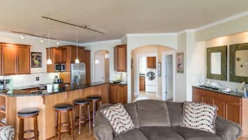 Smart TV, chimenea, reproductor de DVD y libros