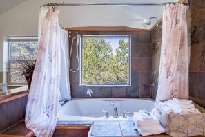 Bañera con ducha, artículos de tocador gratuitos, toallas