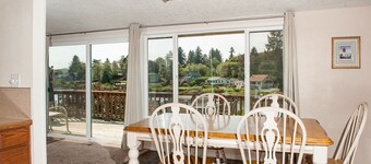 Lake Front-Pet Friendly! Bring your boat, fishing, enjoy the lake from the deck
