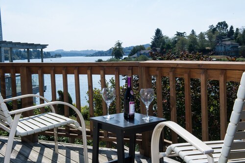Lake Front-Pet Friendly! Bring your boat, fishing, enjoy the lake from the deck