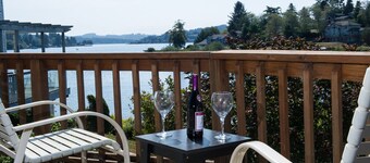 Lake Front-Pet Friendly! Bring your boat, fishing, enjoy the lake from the deck