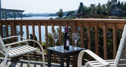 Lake Front-Pet Friendly! Bring your boat, fishing, enjoy the lake from the deck