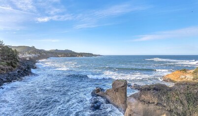 Oceanfront Condo with Amazing Balcony Views of Depoe Bay and Spouting Horn