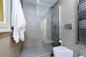 Bathtub, hair dryer, bidet, towels - LUXURY APARTMENT FOR UP 12 PEOPLE IN THE CENTER OF ROME (Roma)