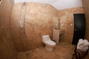 Chuveiro, toalhas de banho, sabonete, shampoo