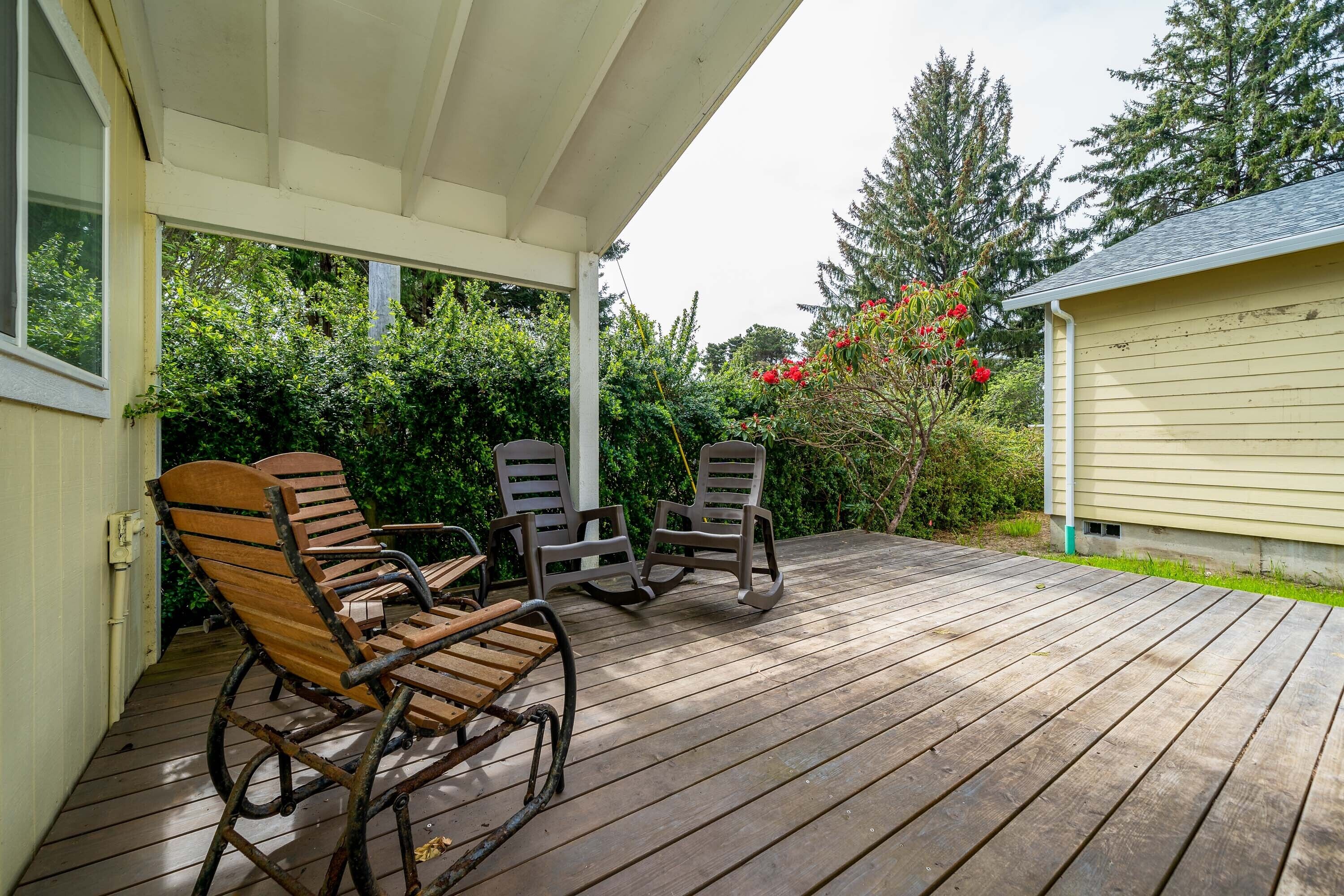 Pet friendly beach cottage, deck and bbq, moments to the beach and close to town