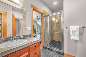 Combined shower/bathtub, free toiletries, towels