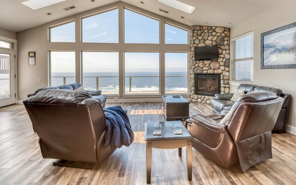 Televisión, chimenea, futbolito y tenis de mesa