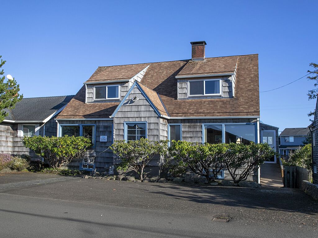 Spacious Family Home in the Heart of Seaside, Only 2 Block to the Beach