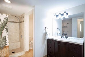 Dusche, Haartrockner, Handtücher