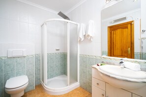 Doccia, bidet, asciugamani