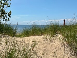 Vlak bij het strand, ligstoelen aan het strand, strandlakens