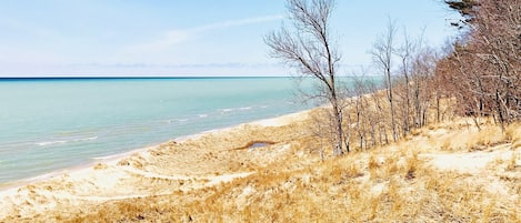 Playa en los alrededores, camastros y toallas de playa