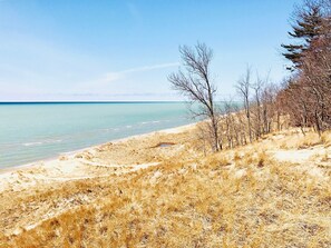 Playa en los alrededores, camastros y toallas de playa