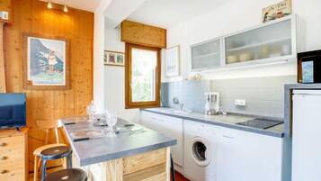 Refrigerador, microondas, tostadora, utensilios de cocina