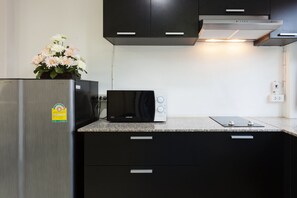 Fridge, microwave, stovetop, electric kettle