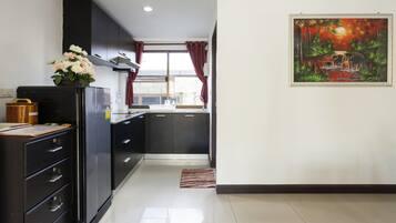 雪櫃、微波爐、爐具、電熱水壺