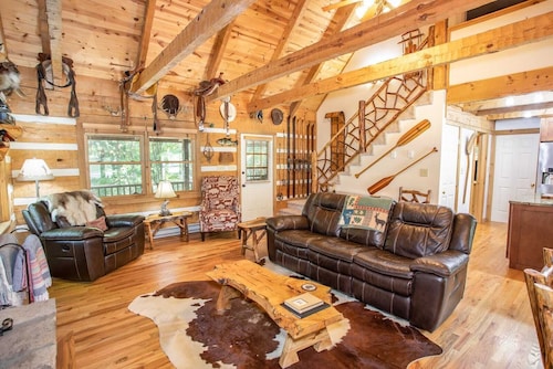 Mountain Cabin with Access to Lakes & Waterfalls