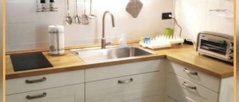 Kühlschrank, Ofen, Herdplatte, Wasserkocher mit Kaffee-/Teezubehör