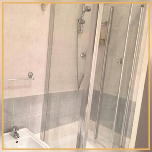 Douche, sèche-cheveux, bidet, serviettes fournies