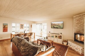 Smart-TV, peis og bøker