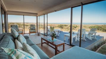 Älytelevisio, takka, kirjoja