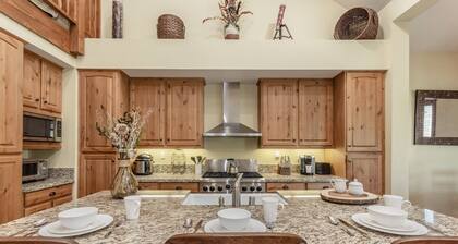 Fall Availability! Townhome on Shuttle Route! Shared Hot Tub and Mountain Views!