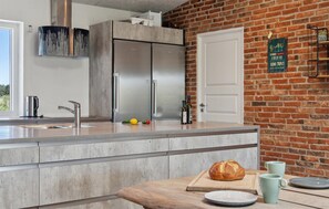 ثلاجة، موقد طهي مسطح، غسالة أطباق، ماكينة لصنع القهوة/الشاي