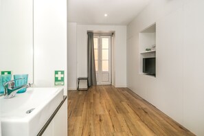 City Apartment, Terrace (APT2) | Living room | 51-cm LED TV with cable channels, TV - Alcantara 65 Riverside (Lisbon)