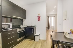 City Apartment, Terrace (APT2) | Private kitchen | Full-sized fridge, microwave, stovetop, coffee/tea maker - Alcantara 65 Riverside (Lisbon)