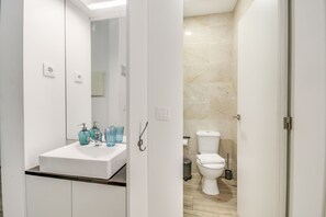 City appartement, terras (APT2) | Badkamer | Een douche, een regendouche, een haardroger, handdoeken