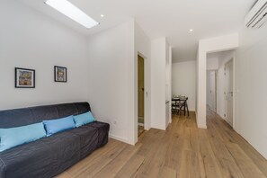 City Apartment, Terrace (APT1) | Living room | 51-cm LED TV with cable channels, TV - Alcantara 65 Riverside (Lisbon)