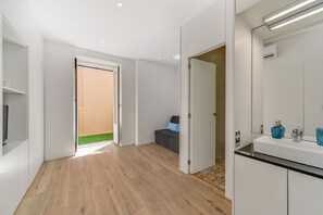 City Apartment, Terrace (APT1) | Living room | 51-cm LED TV with cable channels, TV - Alcantara 65 Riverside (Lisbon)