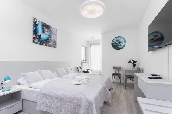 Iron/ironing board, WiFi, bed sheets